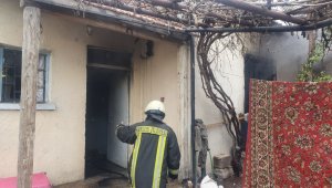 Müstakil ev, çıkan yangında kullanılamaz hale geldi