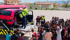 Öğrenciler 'Karayolları Trafik Güvenliği Haftası'nda bilgilendirildi