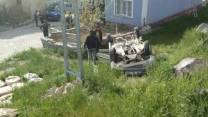 Otomobil şarampole devrildi: 3 Yaralı