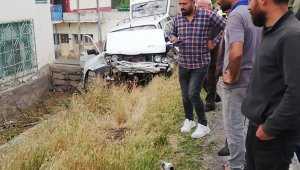 Otomobil yoldan çıktı: 2 Yaralı