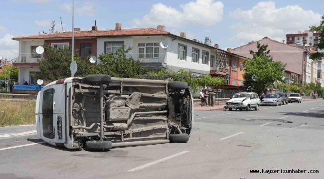 Otomobille çarpışan ticari araç yan yattı: 2 yaralı