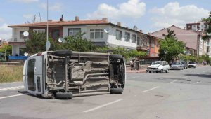 Otomobille çarpışan ticari araç yan yattı: 2 yaralı