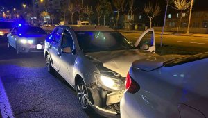 Polisin 'dur' ihtarına uymayan ehliyetsiz sürücü kazaya karıştı
