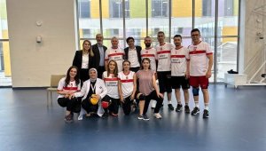 Sağlık çalışanları voleybol turnuvası ile stres attı