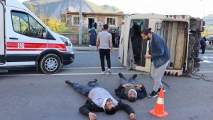 Tır, işçi servisine çarptı, can pazarı yaşandı: 33 yaralı