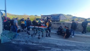 Tırla çarpışan işçi servisi yan yattı, çok sayıda kişi yaralandı