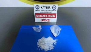 Zehir tacirleri polisten kaçamadı