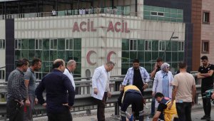 Acil Servisin önünde kaza: Sağlık çalışanları seferber oldu
