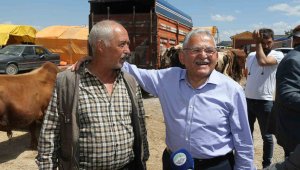 Başkan Büyükkılıç, kurban pazarında sıkı pazarlığa katıldı