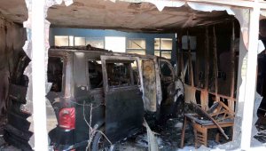 Galeride yangın: 6 araçta maddi hasar var