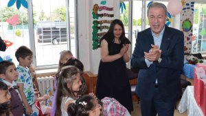 Hulusi Akar'dan öğrencilere: "Okuyacaksınız ve ülkemize, memleketimize yararlı insanlar olacaksınız"