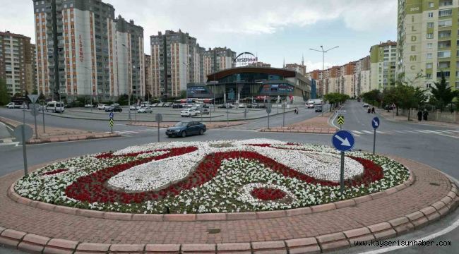 Melikgazi'de kavşaklar çiçeklerle süslendi