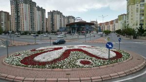 Melikgazi'de kavşaklar çiçeklerle süslendi