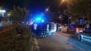 Refüje çarpan otomobil takla attı: 3 yaralı