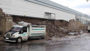 Selde fabrikanın duvarı yıkıldı: 4 araç böyle hurdaya döndü