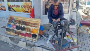 Tomarza'da bıçak bileyicileri iş başında