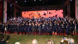 Abdullah Gül Üniversitesi'nde Mezuniyet Sevinci