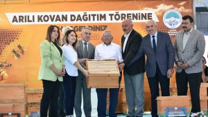 Başkan Büyükkılıç'tan 35'i kadın 80 üreticiye 2 milyon 260 bin TL'lik arılı kovan desteği