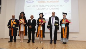 ERÜ Turizm Fakültesi'nde Mezuniyet Sevinci