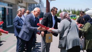 Gurbetçi vatandaşlar güllerle karşılandı