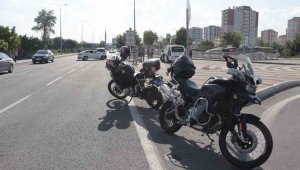 Motosikletli polis timi ile otomobil çarpıştı: 2 polis yaralı