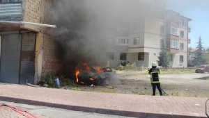 Park halindeyken yanan otomobil küle döndü