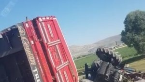 Traktör ile tır çarpıştı: 2 Yaralı