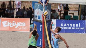 Dünyanın en yüksek plajında voleybol turnuvası başladı