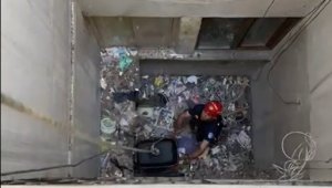 Havalandırma boşluğuna düşen kediyi itfaiye kurtardı