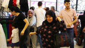 Kadınlar indirimli ürünleri almak için birbirleriyle yarıştı