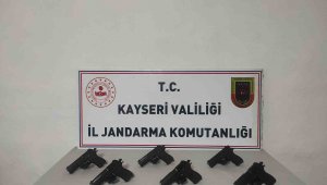 Kayseri'de ruhsatsız tabancaları piyasaya sürmek isteyen şahıs jandarmadan kaçamadı