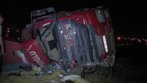 Plastik boru yüklü tır devrildi: 1 ölü, 1 ağır yaralı