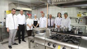 Rektör Altun Aşure Pişirdi