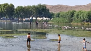 Sıcaktan bunalanlar Büğleyen'in buz gibi soğuk suyunda serinledi