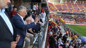 Başkan Büyükkılıç, galibiyeti taraftarlarla kutladı