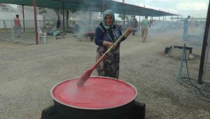 Domatesler kışlık salça için kaynadı