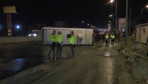 Kayseri'de gece vardiyasına giden işçi servisi devrildi: 6 yaralı