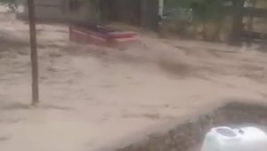 Kayseri'de sel suları kamyonu sürükledi, o anlar anbean kameraya yansıdı