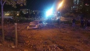 Otomobil bahçeye girdi