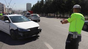 Otomobilin bariyerlere çarptığı kazada ortalık savaş alanına döndü