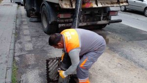 Melikgazi'de yağmur suyu kanalları periyodik olarak temizleniyor