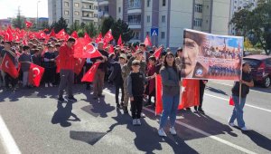 Öğrencilerden "Cumhuriyet" yürüyüşü