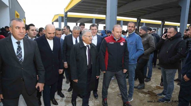 Başkan Büyükkılıç, Canlı Hayvan Pazarı'nda sıkı pazarlığa katıldı
