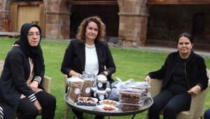 Hem yöresel ürünleri tanıtıyorlar hem para kazanıyorlar