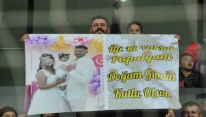Kayserispor taraftarı eşinin doğum gününü tribünde kutladı
