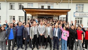 Kayserispor'lu futbolcu Kolovetsios'tan öğrencilere giyim yardımı