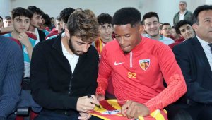 Kayserisporlu futbolcular, öğrencilerle buluştu