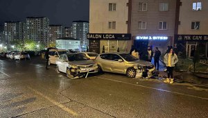 Kazaya karışan otomobil park halindeki 3 otomobile çarptı