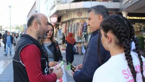 Polis ekiplerinden vatandaşa uyuşturucu bilgilendirmesi
