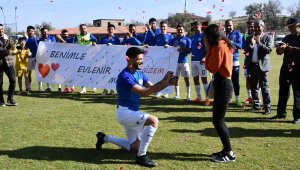 Yeşil sahada sürpriz evlilik teklifi